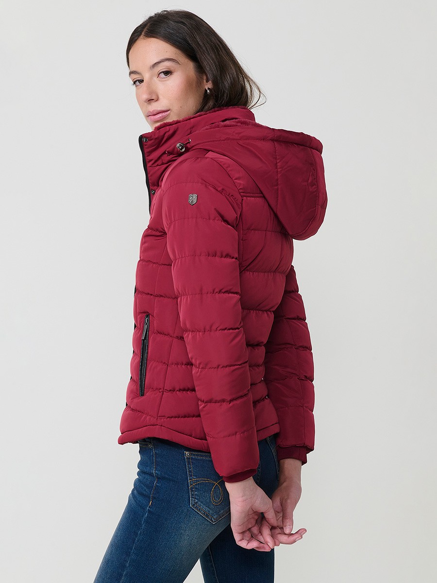 Chaqueta acolchada de mujer en color granate con cuello alto, capucha extraíble y forro efecto pelo. Diseño cálido, funcional y con estilo urbano.