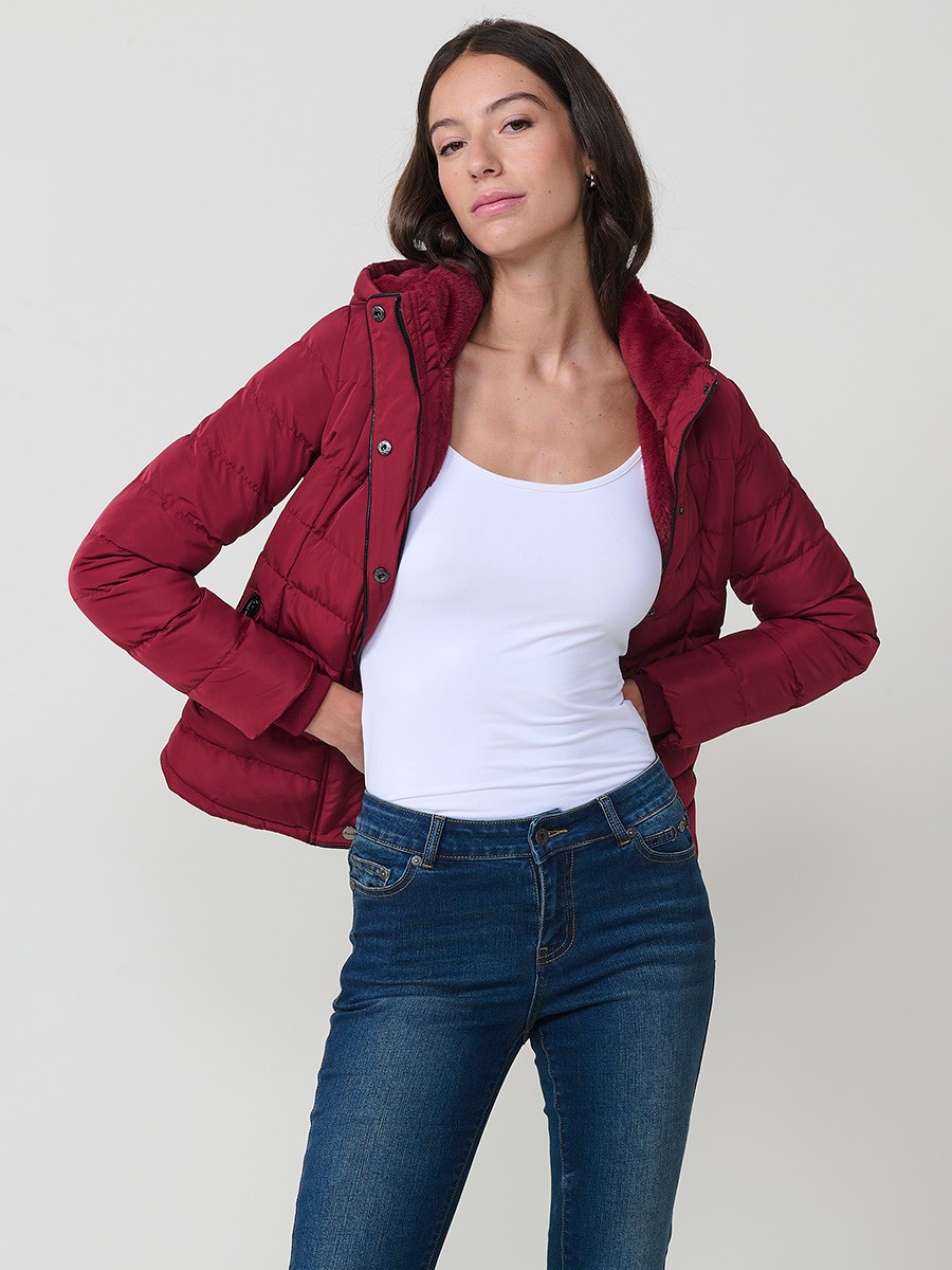 Chaqueta acolchada de mujer en color granate con cuello alto, capucha extraíble y forro efecto pelo. Diseño cálido, funcional y con estilo urbano.