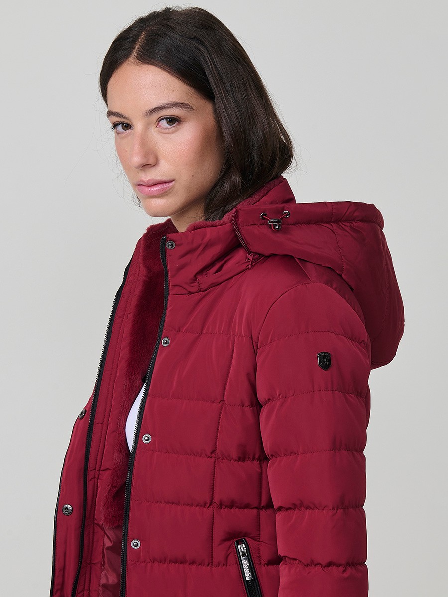 Chaqueta acolchada de mujer en color granate con cuello alto, capucha extraíble y forro efecto pelo. Diseño cálido, funcional y con estilo urbano.