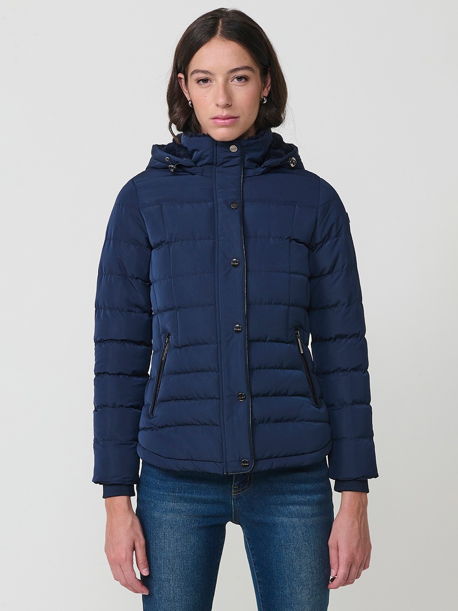 Chaqueta acolchada de mujer en color navy con cuello alto, capucha extraíble y forro efecto pelo. Prenda cálida y funcional con un estilo urbano y moderno.