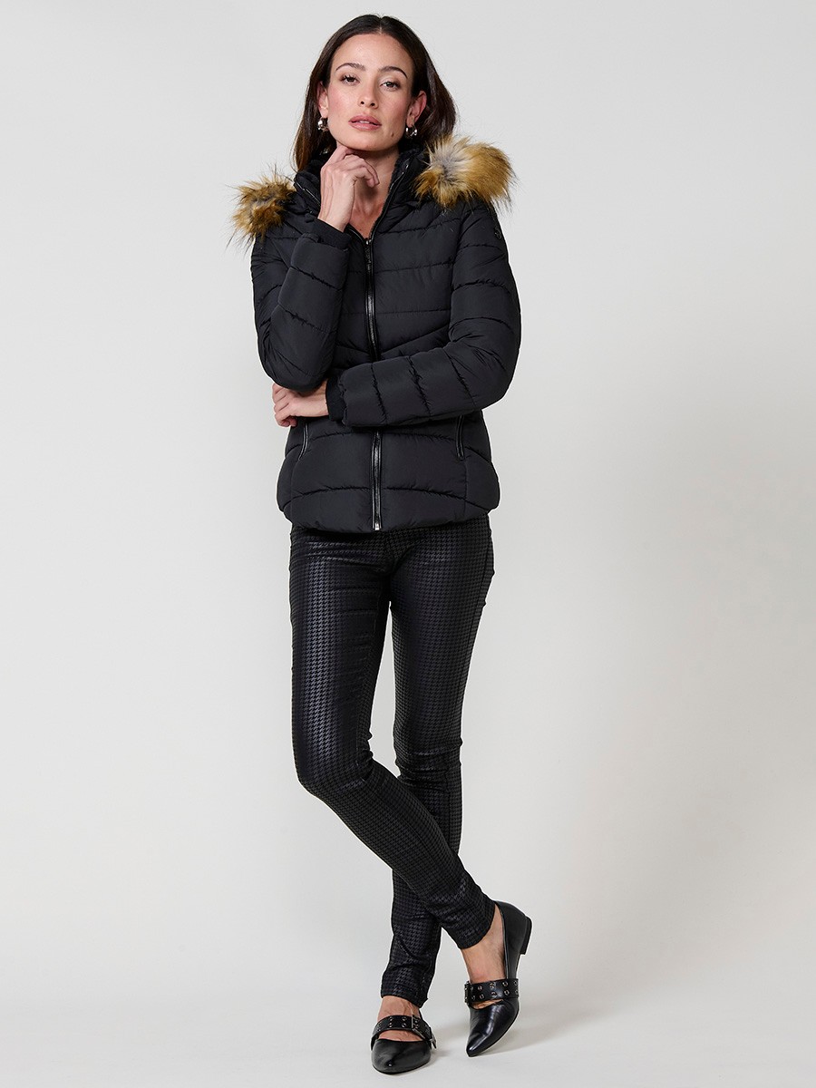 Chaqueta de mujer acolchada en color negro, cuello alto con forro de pelo, capucha extraíble y detalles desmontables.