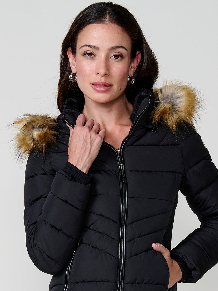 Chaqueta de mujer acolchada en color negro, cuello alto con forro de pelo, capucha extraíble y detalles desmontables.