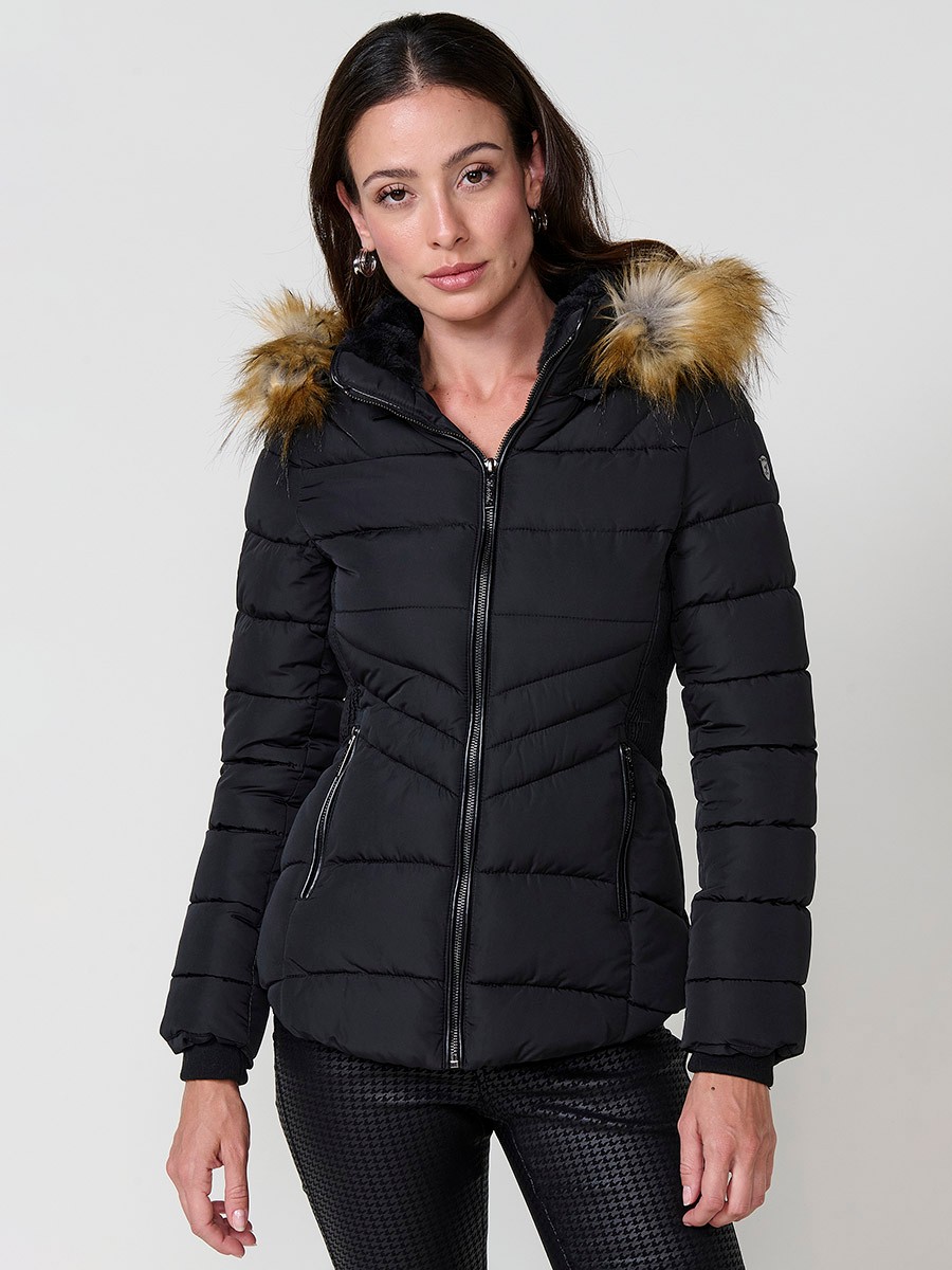 Chaqueta de mujer acolchada en color negro, cuello alto con forro de pelo, capucha extraíble y detalles desmontables.