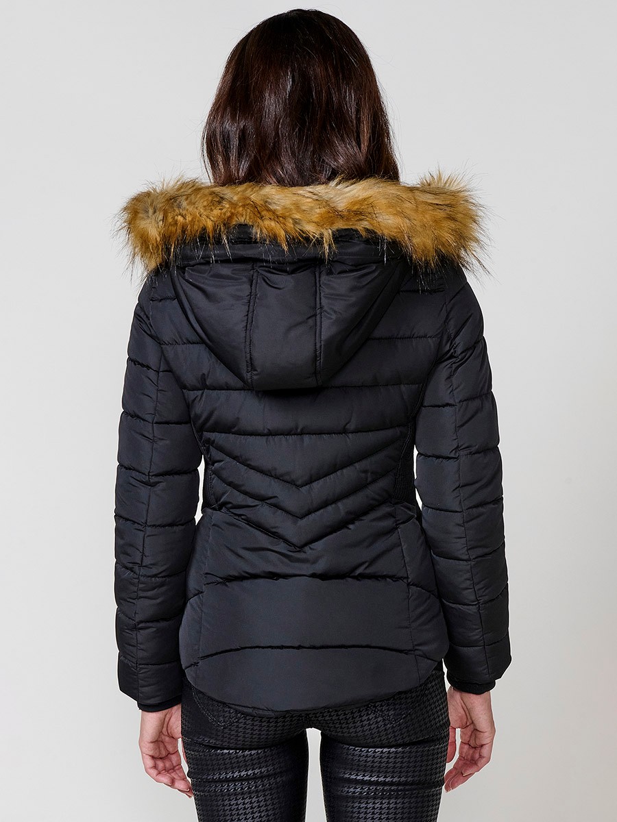 Chaqueta de mujer acolchada en color negro, cuello alto con forro de pelo, capucha extraíble y detalles desmontables.