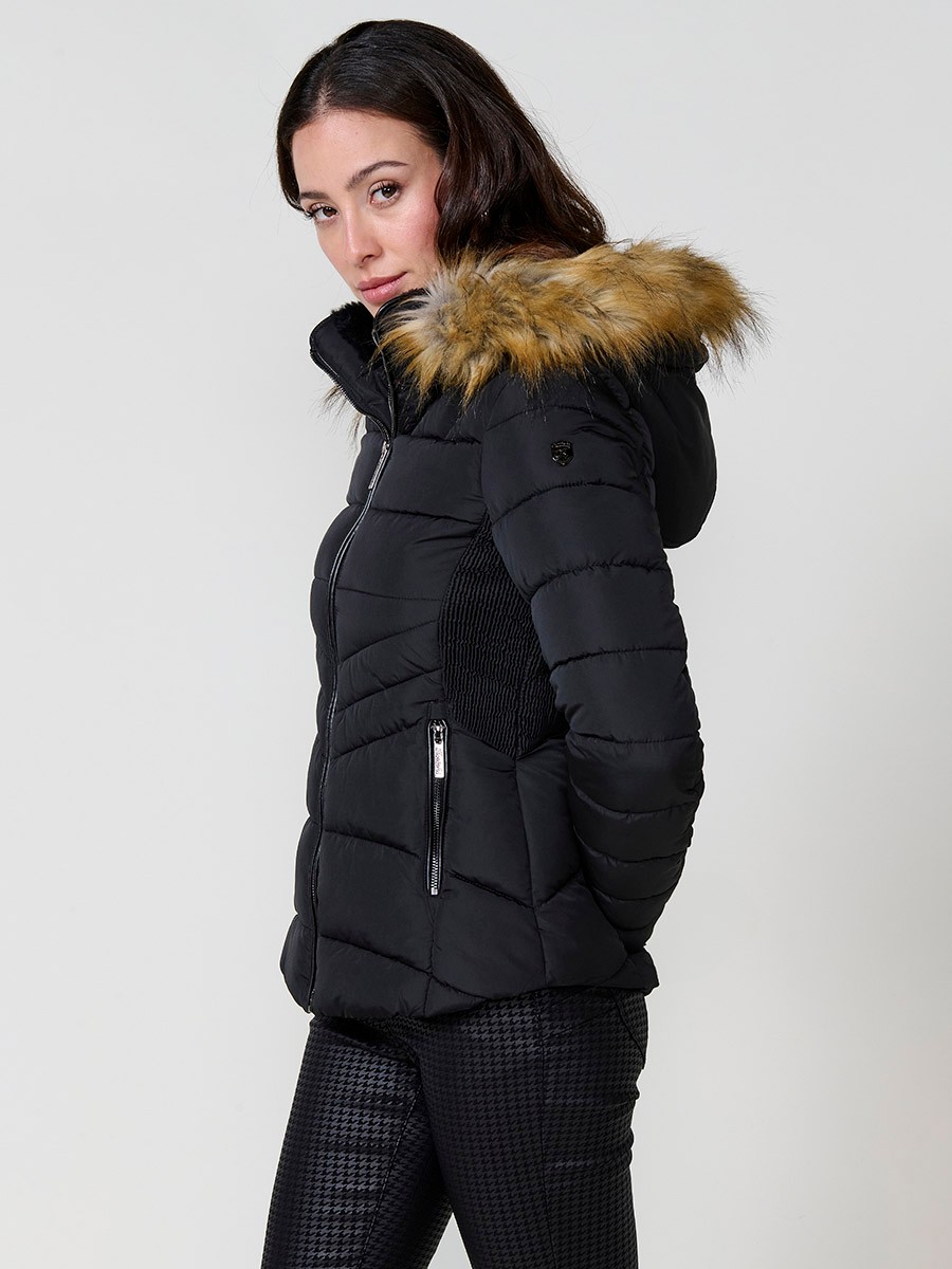 Chaqueta de mujer acolchada en color negro, cuello alto con forro de pelo, capucha extraíble y detalles desmontables.