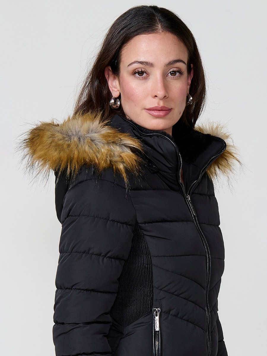 Chaqueta de mujer acolchada en color negro, cuello alto con forro de pelo, capucha extraíble y detalles desmontables.