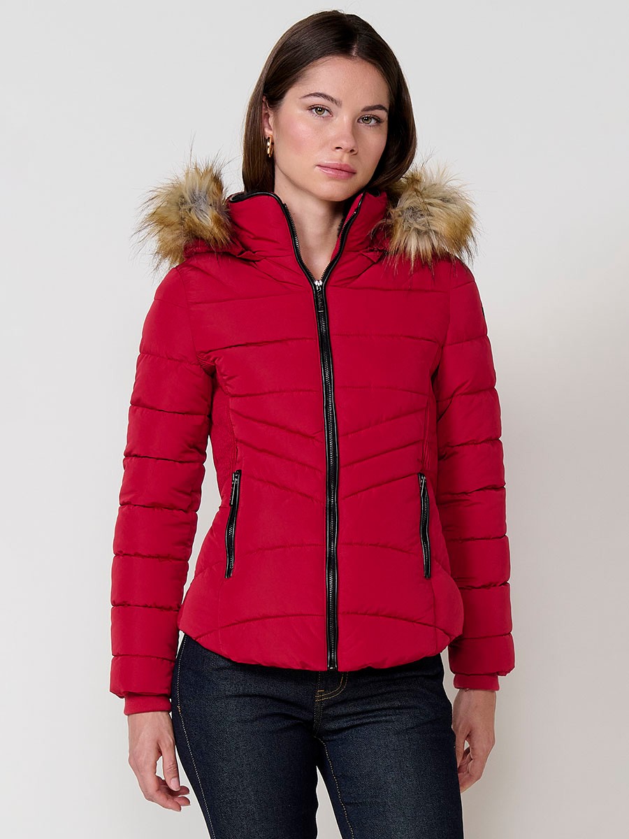 Chaqueta de mujer acolchada en color rojo, cuello alto con forro de pelo, capucha extraíble y detalles desmontables.
