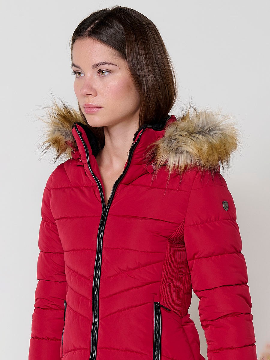 Chaqueta de mujer acolchada en color rojo, cuello alto con forro de pelo, capucha extraíble y detalles desmontables.