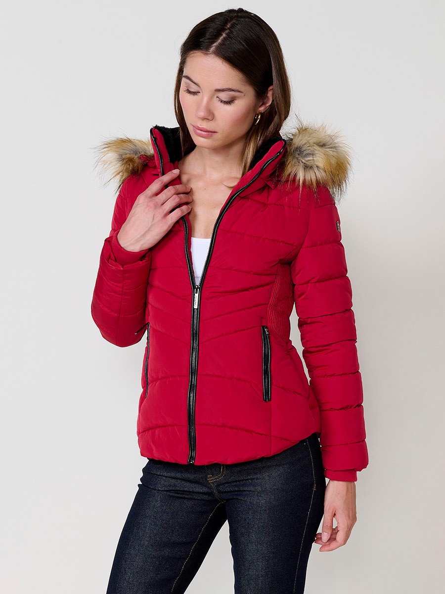 Chaqueta de mujer acolchada en color rojo, cuello alto con forro de pelo, capucha extraíble y detalles desmontables.