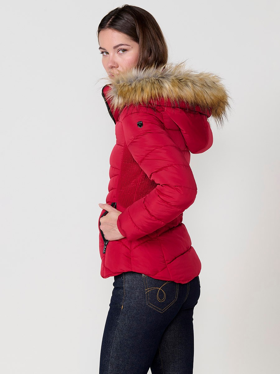 Chaqueta de mujer acolchada en color rojo, cuello alto con forro de pelo, capucha extraíble y detalles desmontables.