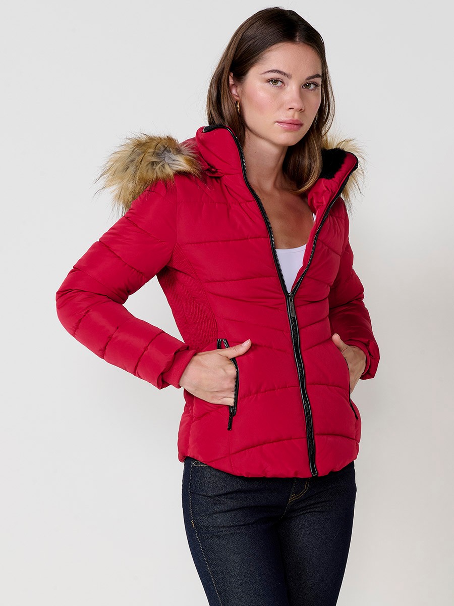 Chaqueta de mujer acolchada en color rojo, cuello alto con forro de pelo, capucha extraíble y detalles desmontables.