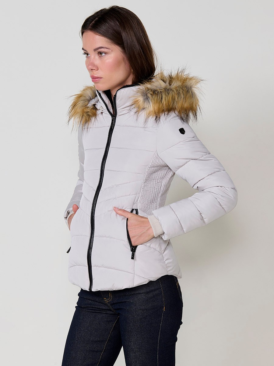 Chaqueta de mujer acolchada en color gris claro, cuello alto con forro de pelo, capucha extraíble y detalles desmontables.