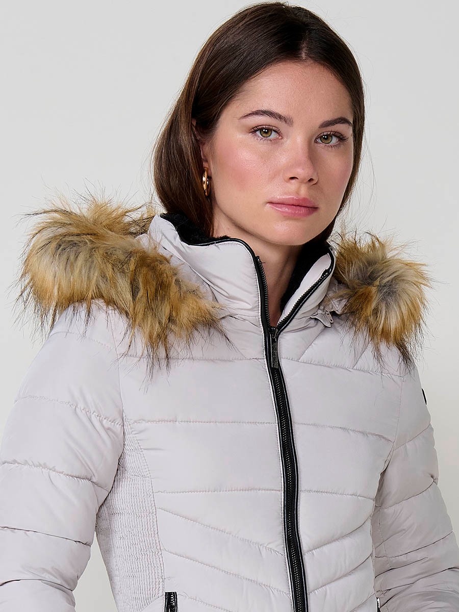 Chaqueta de mujer acolchada en color gris claro, cuello alto con forro de pelo, capucha extraíble y detalles desmontables.