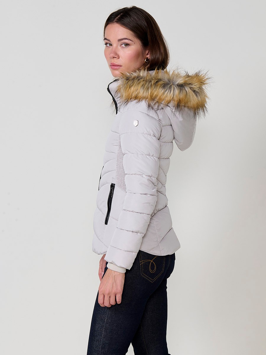 Chaqueta de mujer acolchada en color gris claro, cuello alto con forro de pelo, capucha extraíble y detalles desmontables.