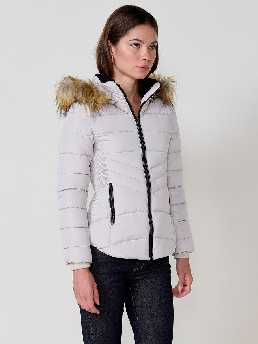 Chaqueta de mujer acolchada en color gris claro, cuello alto con forro de pelo, capucha extraíble y detalles desmontables.