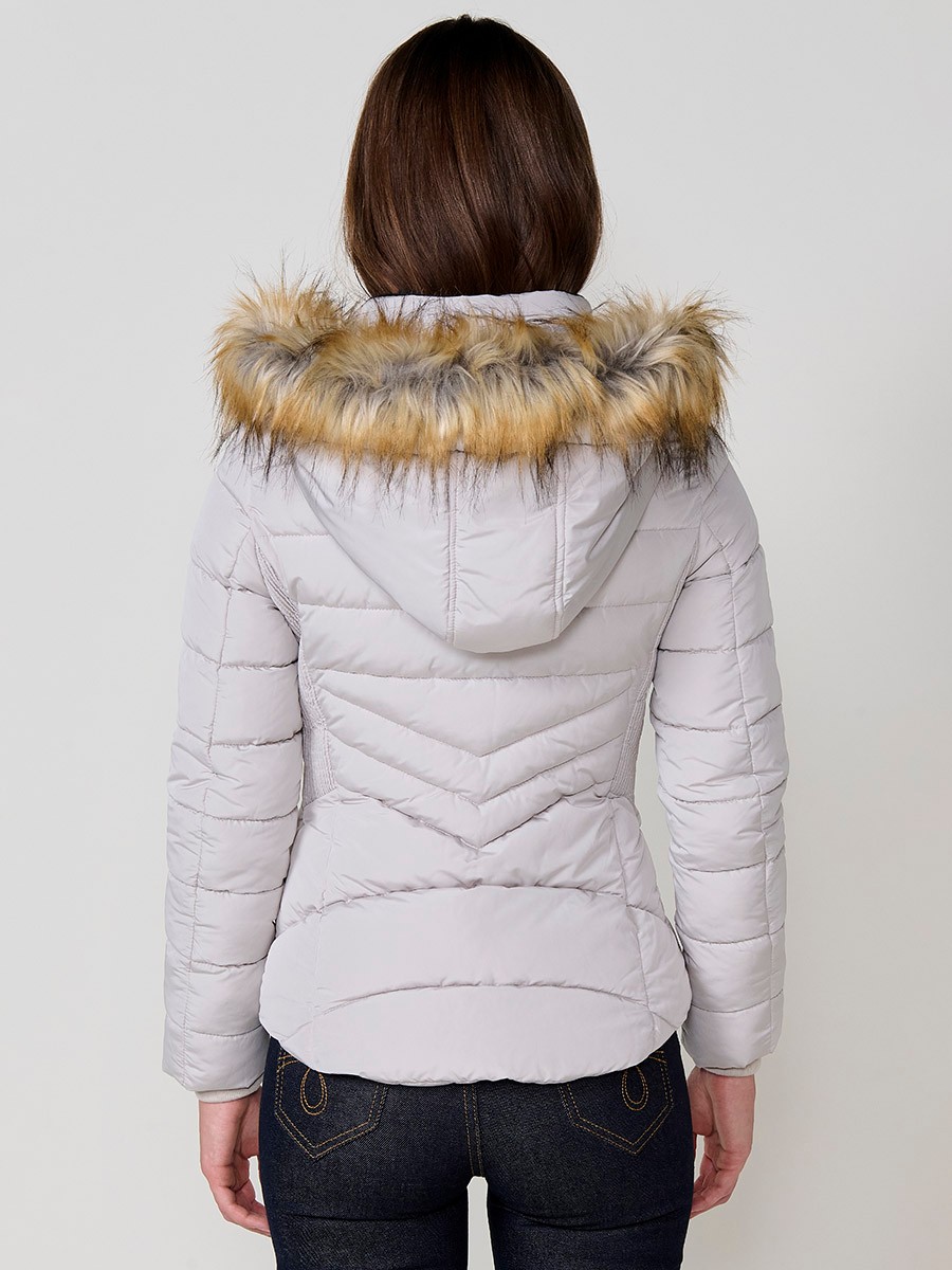 Chaqueta de mujer acolchada en color gris claro, cuello alto con forro de pelo, capucha extraíble y detalles desmontables.