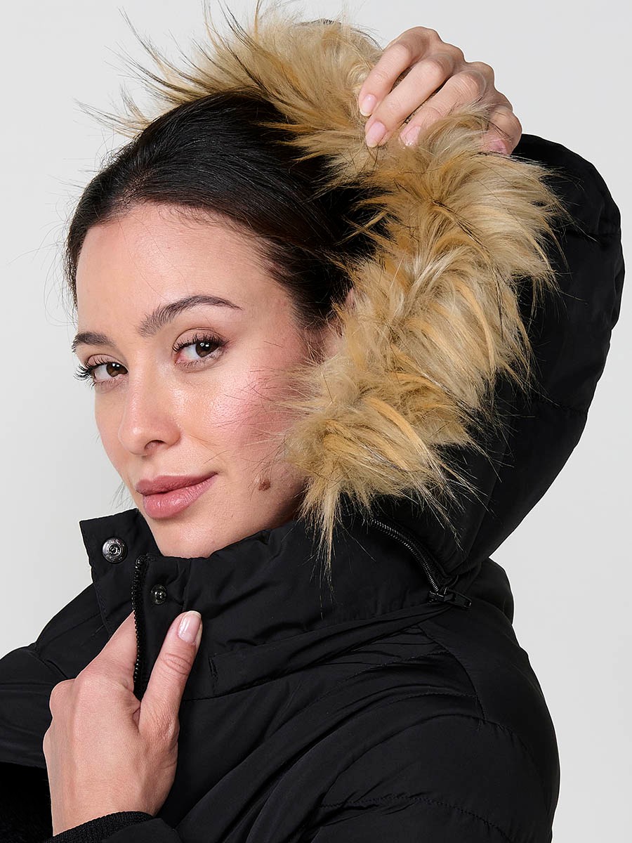 Chaqueta de mujer acolchada en color negro, cuello alto, capucha extraíble, detalles de efecto pelo y contrastes en laterales y mangas.