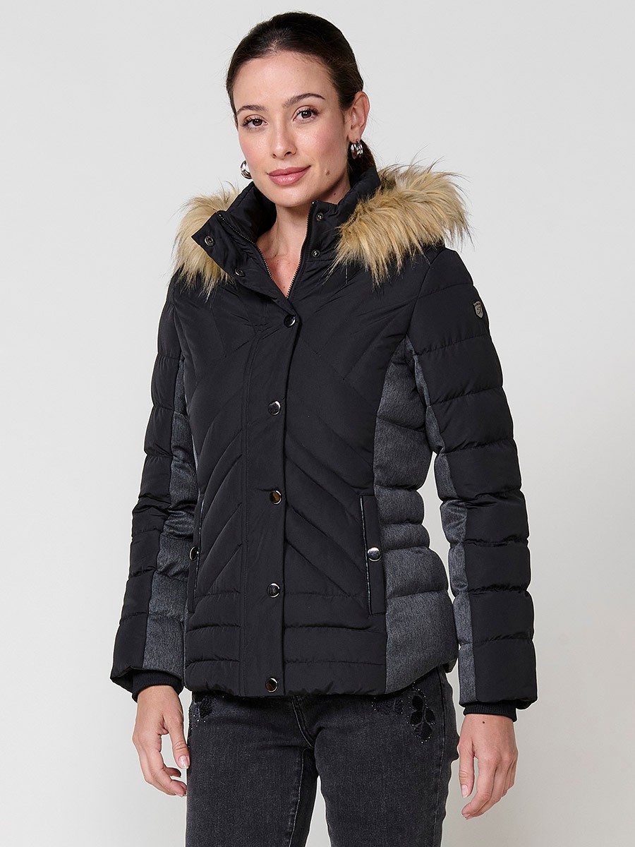 Chaqueta de mujer acolchada en color negro, cuello alto, capucha extraíble, detalles de efecto pelo y contrastes en laterales y mangas.