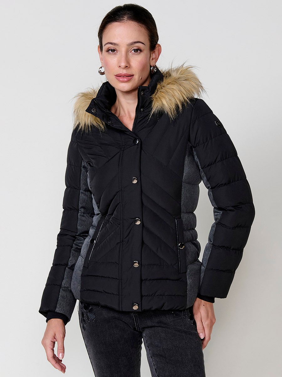 Chaqueta de mujer acolchada en color negro, cuello alto, capucha extraíble, detalles de efecto pelo y contrastes en laterales y mangas.