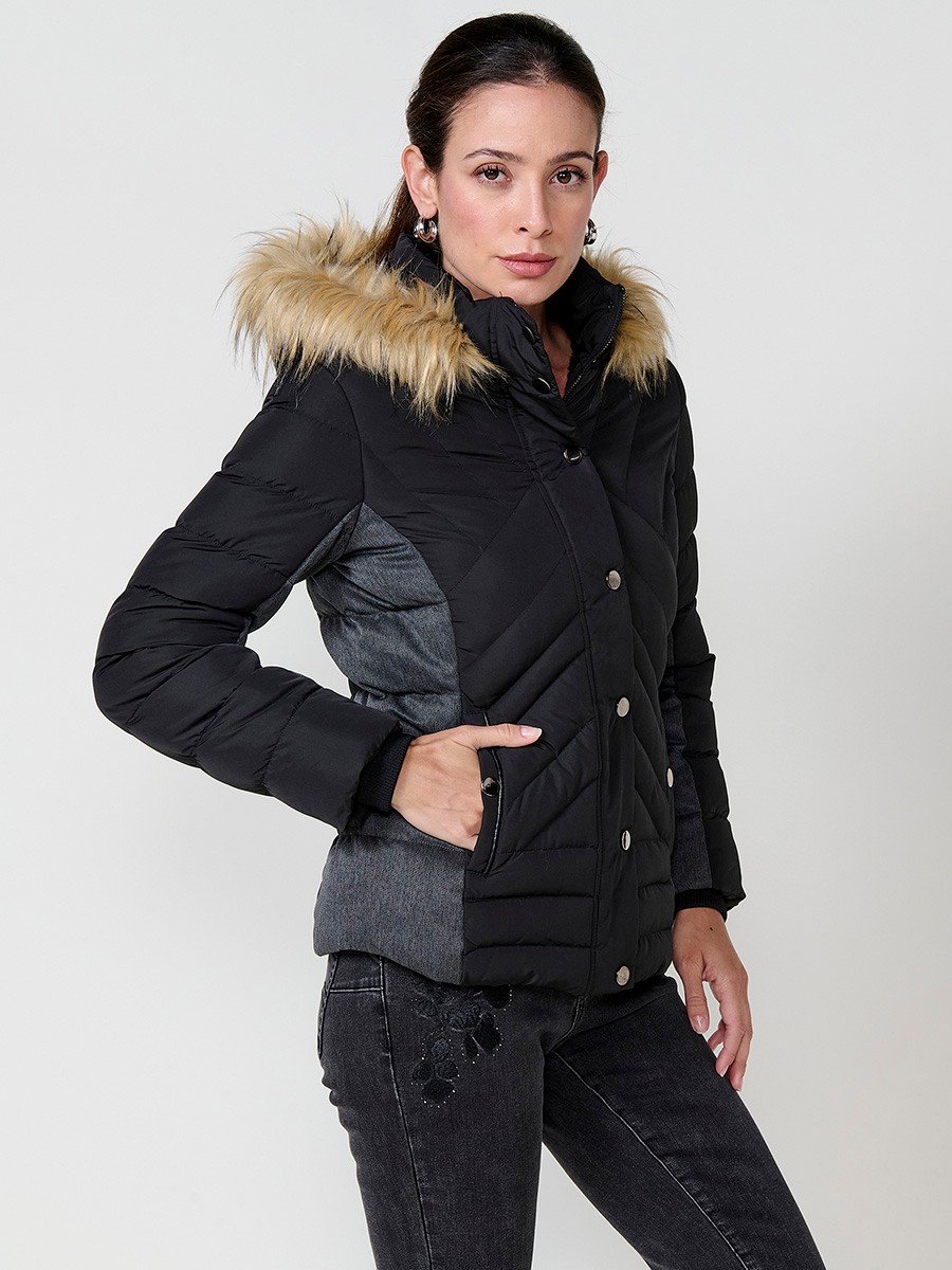 Chaqueta de mujer acolchada en color negro, cuello alto, capucha extraíble, detalles de efecto pelo y contrastes en laterales y mangas.