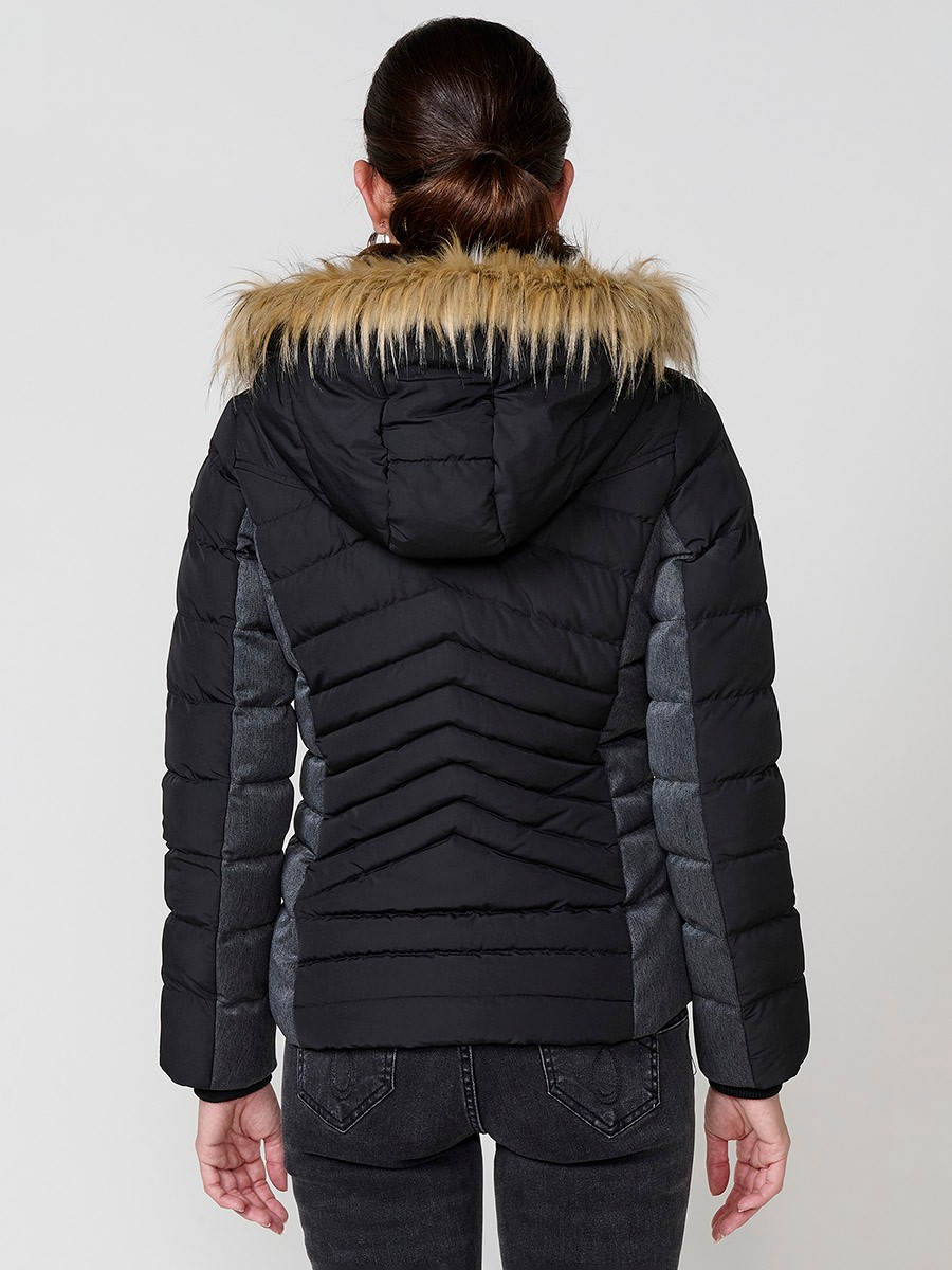 Chaqueta de mujer acolchada en color negro, cuello alto, capucha extraíble, detalles de efecto pelo y contrastes en laterales y mangas.