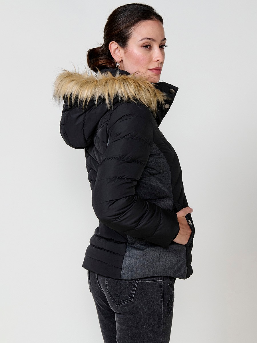 Chaqueta de mujer acolchada en color negro, cuello alto, capucha extraíble, detalles de efecto pelo y contrastes en laterales y mangas.