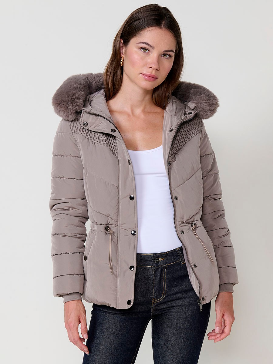 Chaqueta acolchada de mujer en color beige, cuello alto, capucha extraíble con cremallera y detalles de pelo desmontables. Forro liso al tono y puños de canalé.