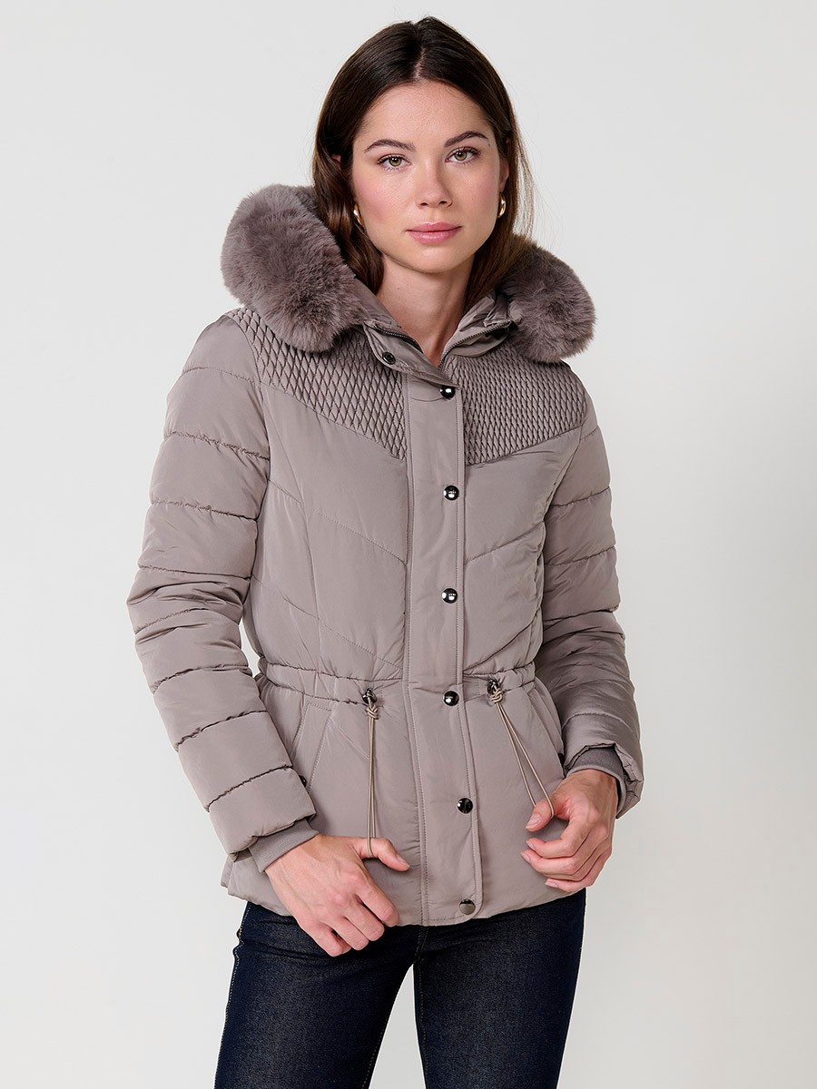 Chaqueta acolchada de mujer en color beige, cuello alto, capucha extraíble con cremallera y detalles de pelo desmontables. Forro liso al tono y puños de canalé.