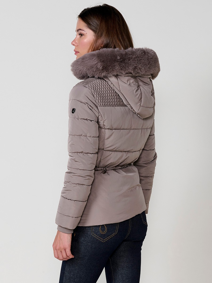 Chaqueta acolchada de mujer en color beige, cuello alto, capucha extraíble con cremallera y detalles de pelo desmontables. Forro liso al tono y puños de canalé.