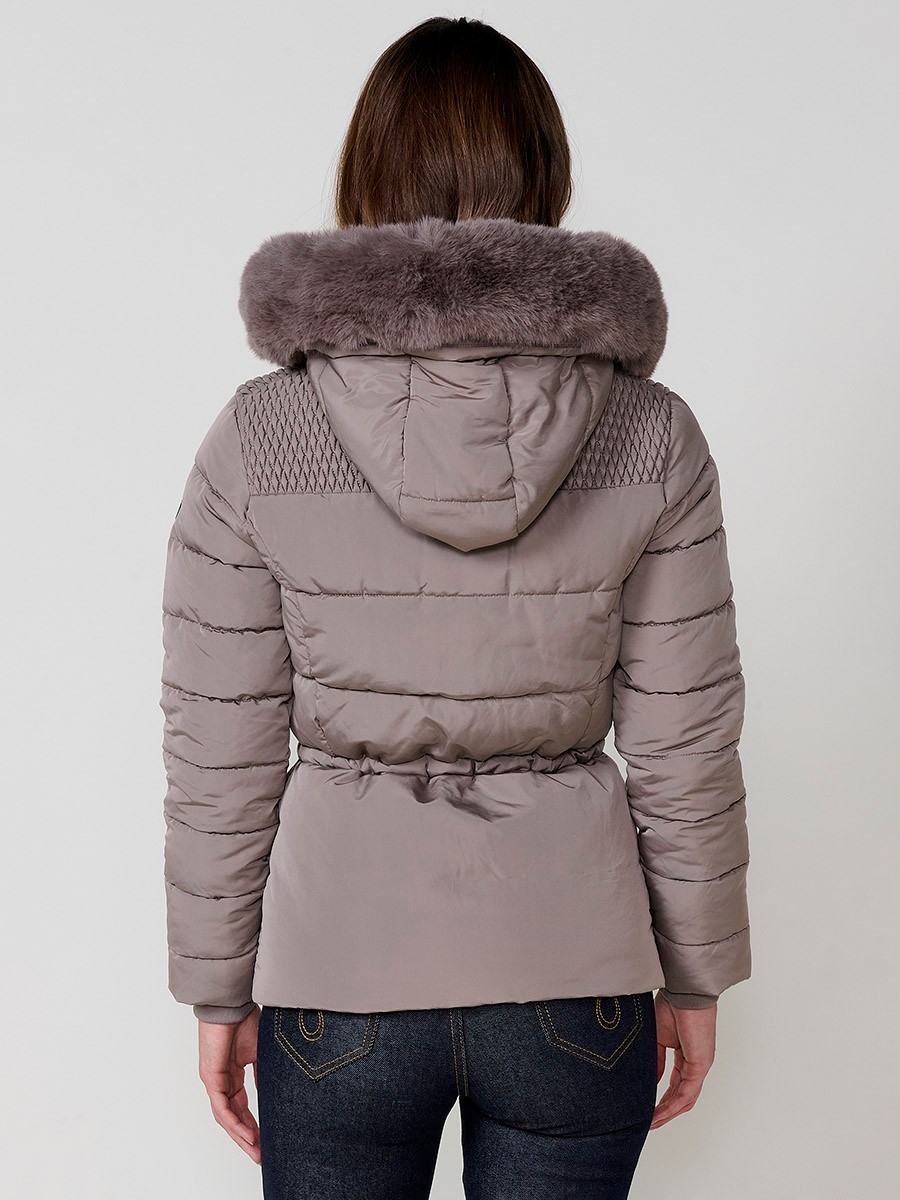Chaqueta acolchada de mujer en color beige, cuello alto, capucha extraíble con cremallera y detalles de pelo desmontables. Forro liso al tono y puños de canalé.