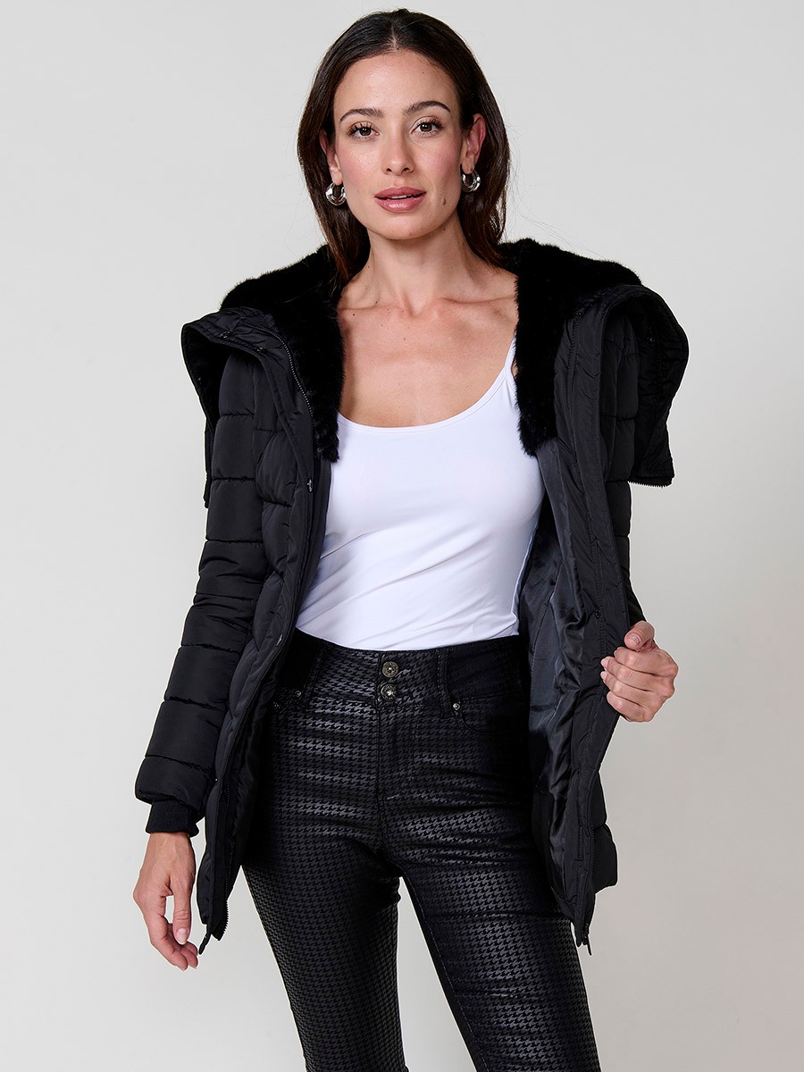 Chaqueta de mujer acolchada en color negro con capucha de detalle abierto, forro combinado y cierre metálico.