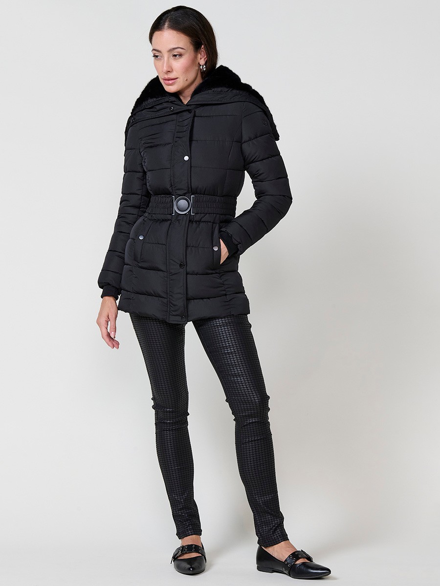 Chaqueta de mujer acolchada en color negro con capucha de detalle abierto, forro combinado y cierre metálico.