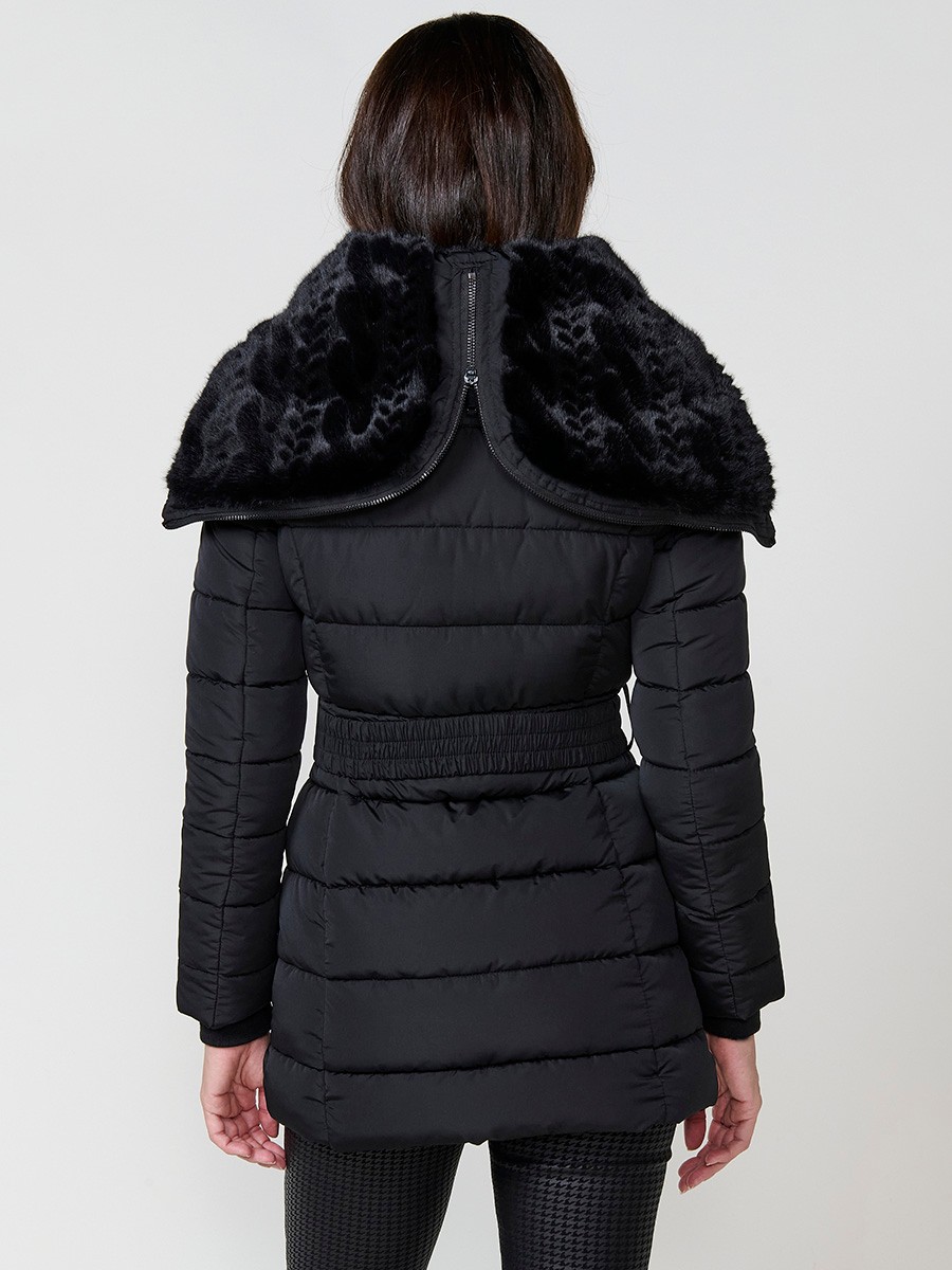 Chaqueta de mujer acolchada en color negro con capucha de detalle abierto, forro combinado y cierre metálico.