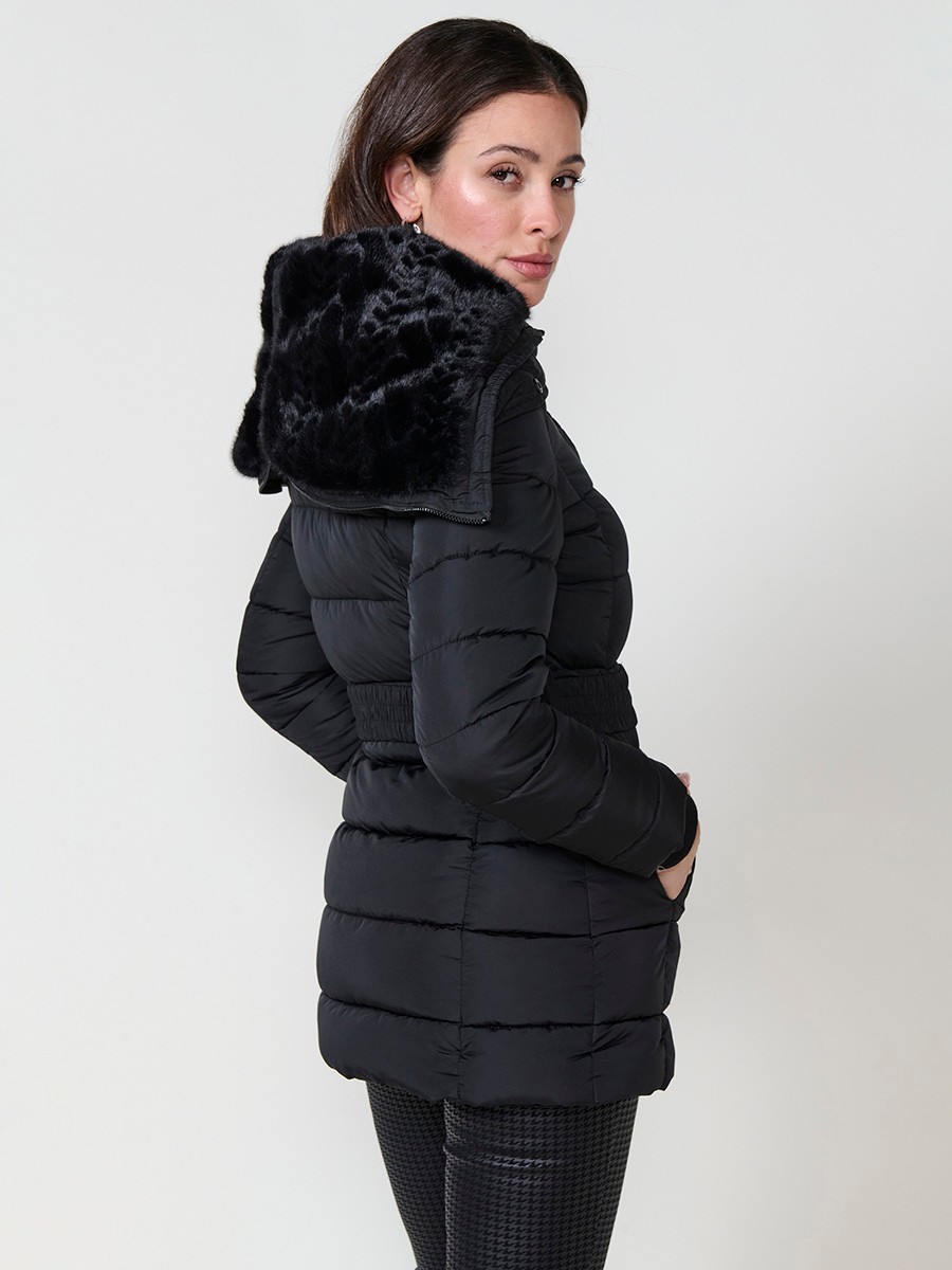 Chaqueta de mujer acolchada en color negro con capucha de detalle abierto, forro combinado y cierre metálico.