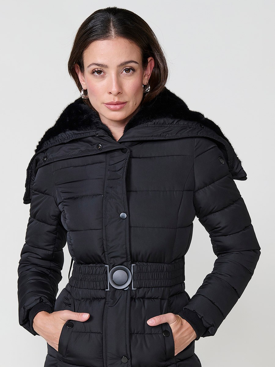 Chaqueta de mujer acolchada en color negro con capucha de detalle abierto, forro combinado y cierre metálico.