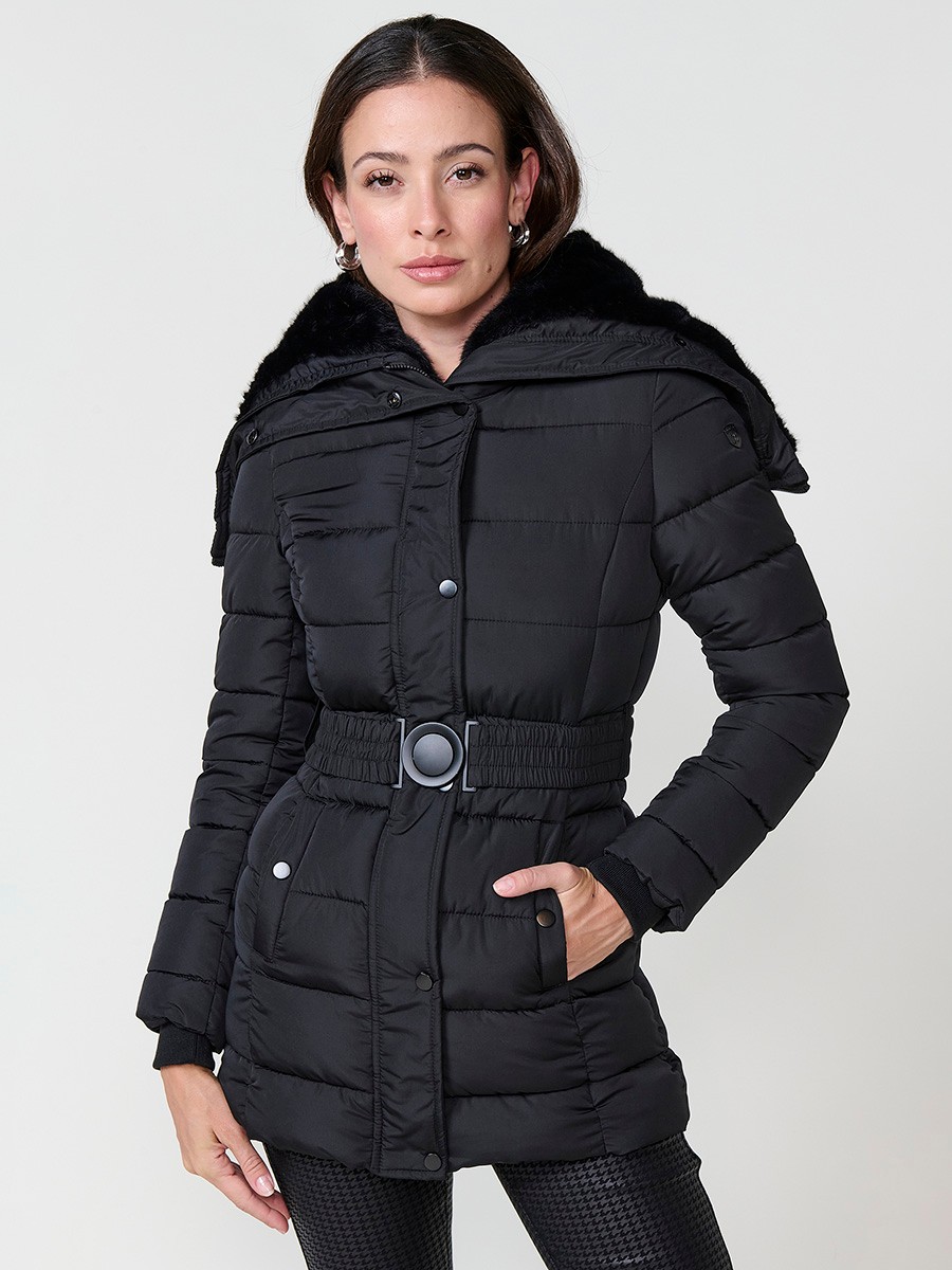 Chaqueta de mujer acolchada en color negro con capucha de detalle abierto, forro combinado y cierre metálico.