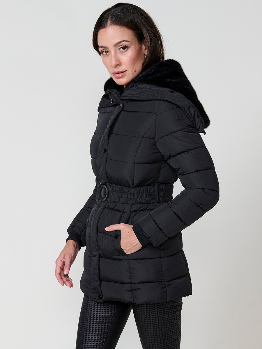 Chaqueta de mujer acolchada en color negro con capucha de detalle abierto, forro combinado y cierre metálico.