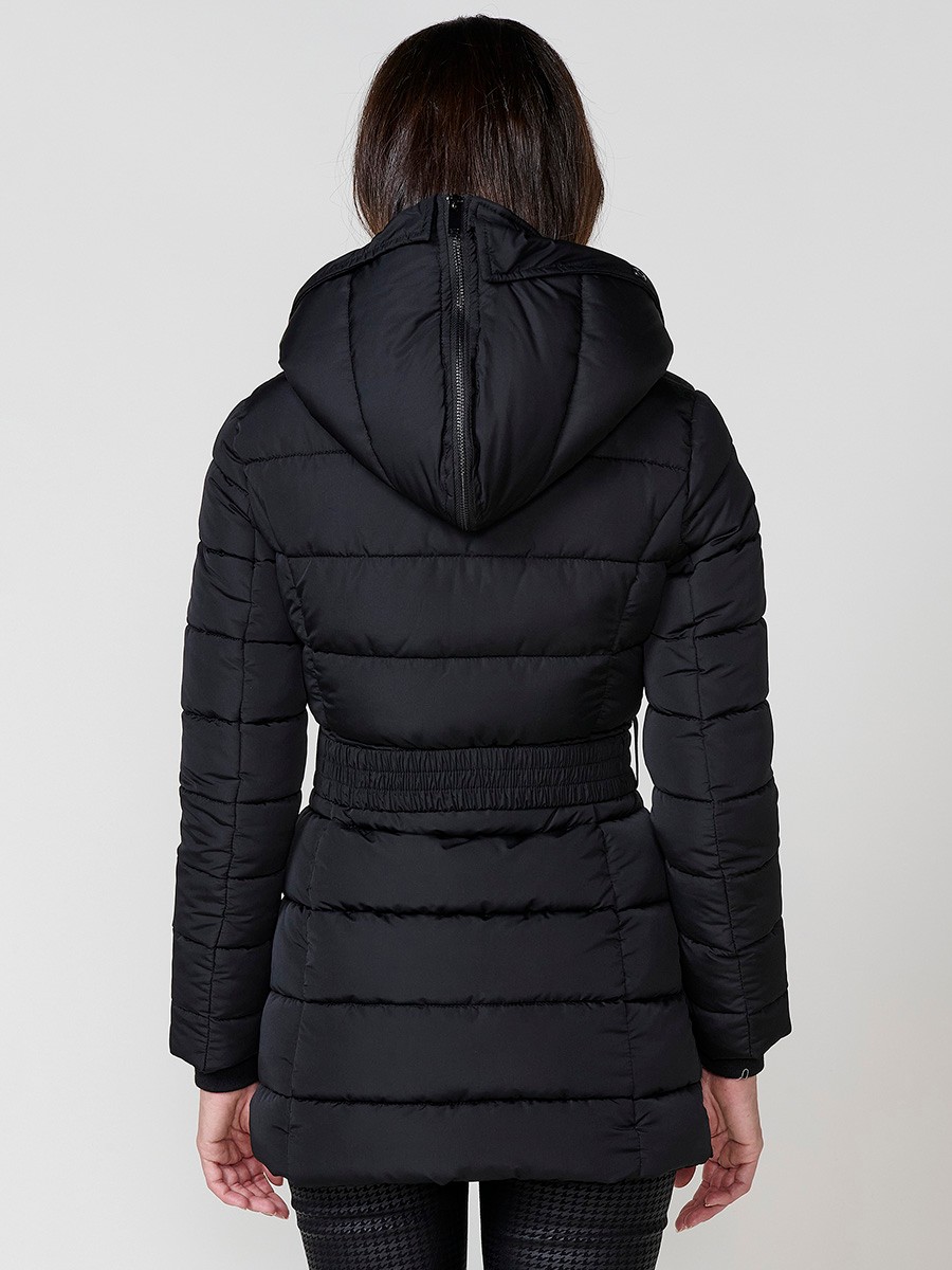 Chaqueta de mujer acolchada en color negro con capucha de detalle abierto, forro combinado y cierre metálico.