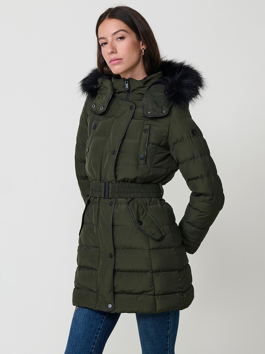 Chaqueta de mujer acolchada larga en color kaki, cuello alto forrado en pelo, capucha extraíble y detalles desmontables.