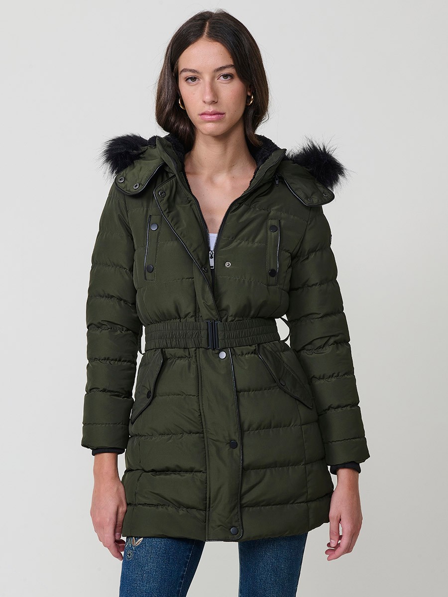 Chaqueta de mujer acolchada larga en color kaki, cuello alto forrado en pelo, capucha extraíble y detalles desmontables.