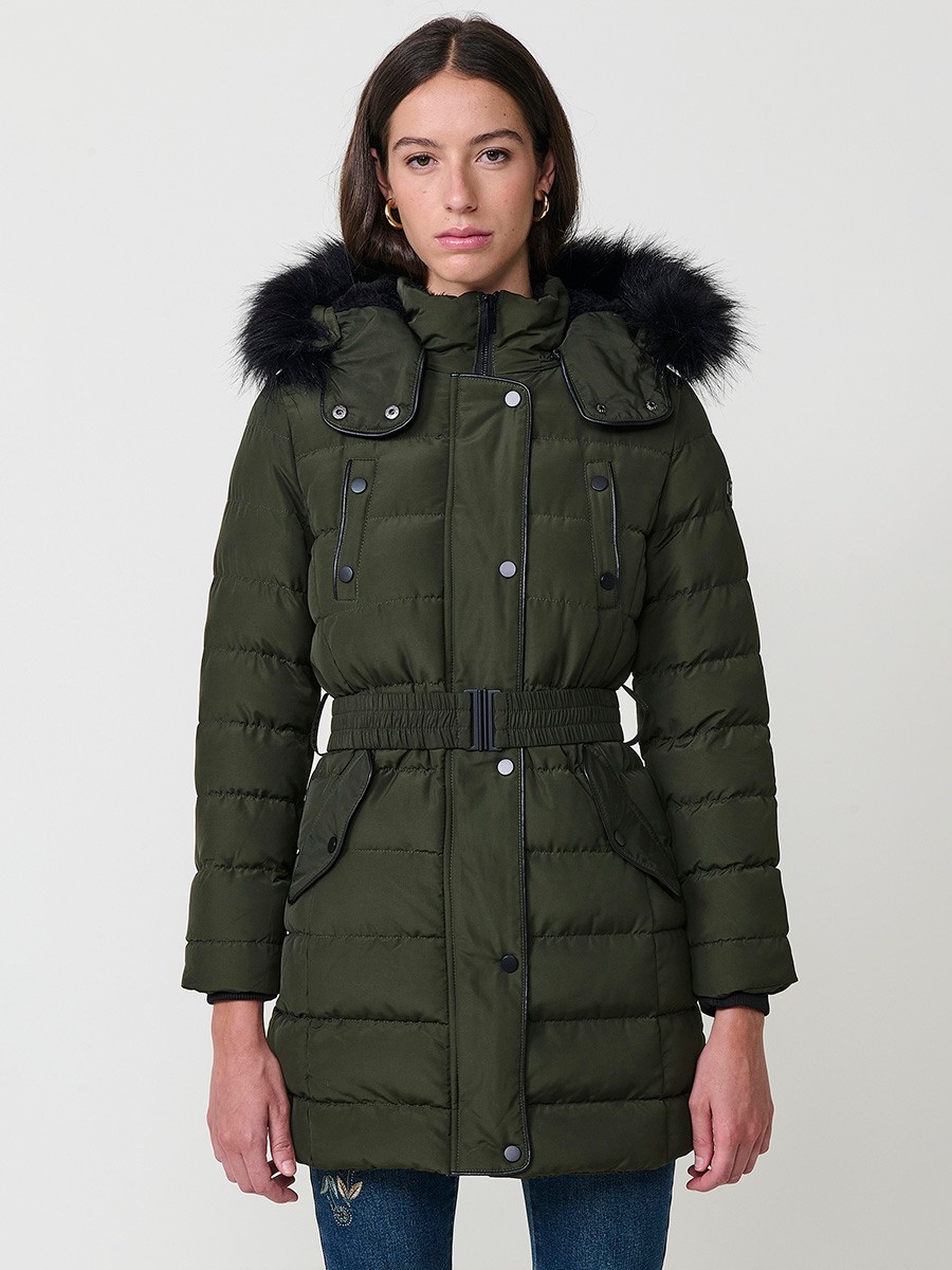 Chaqueta de mujer acolchada larga en color kaki, cuello alto forrado en pelo, capucha extraíble y detalles desmontables.