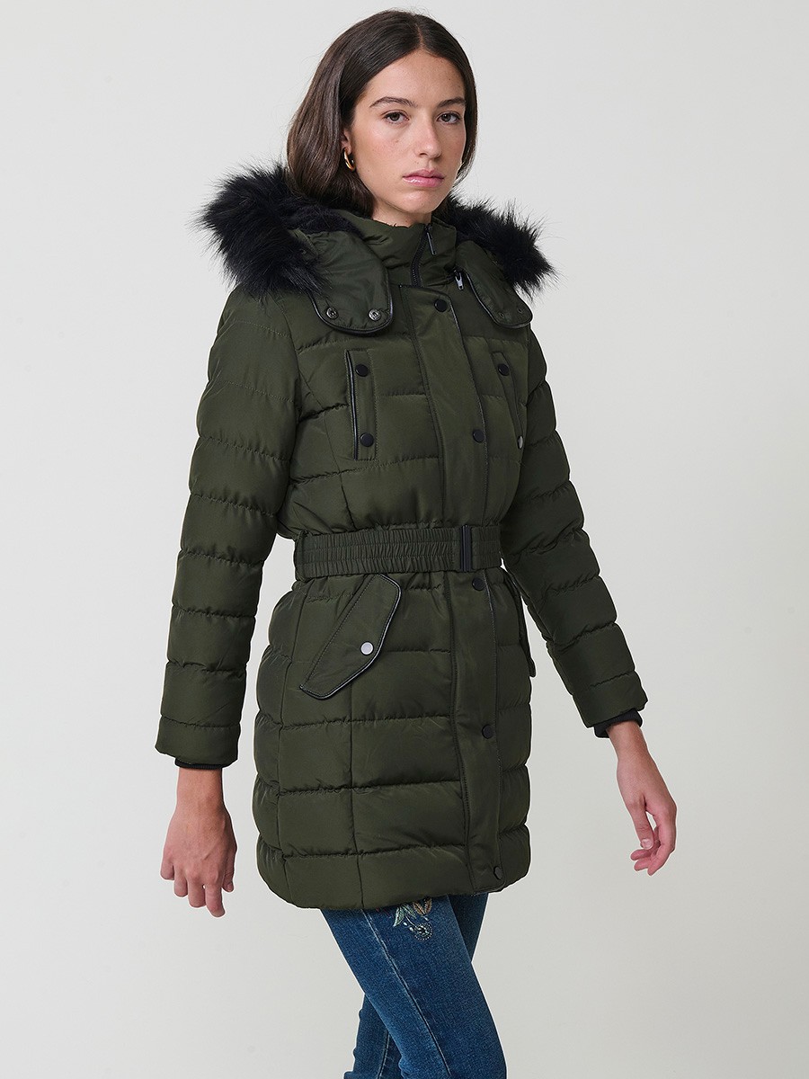Chaqueta de mujer acolchada larga en color kaki, cuello alto forrado en pelo, capucha extraíble y detalles desmontables.