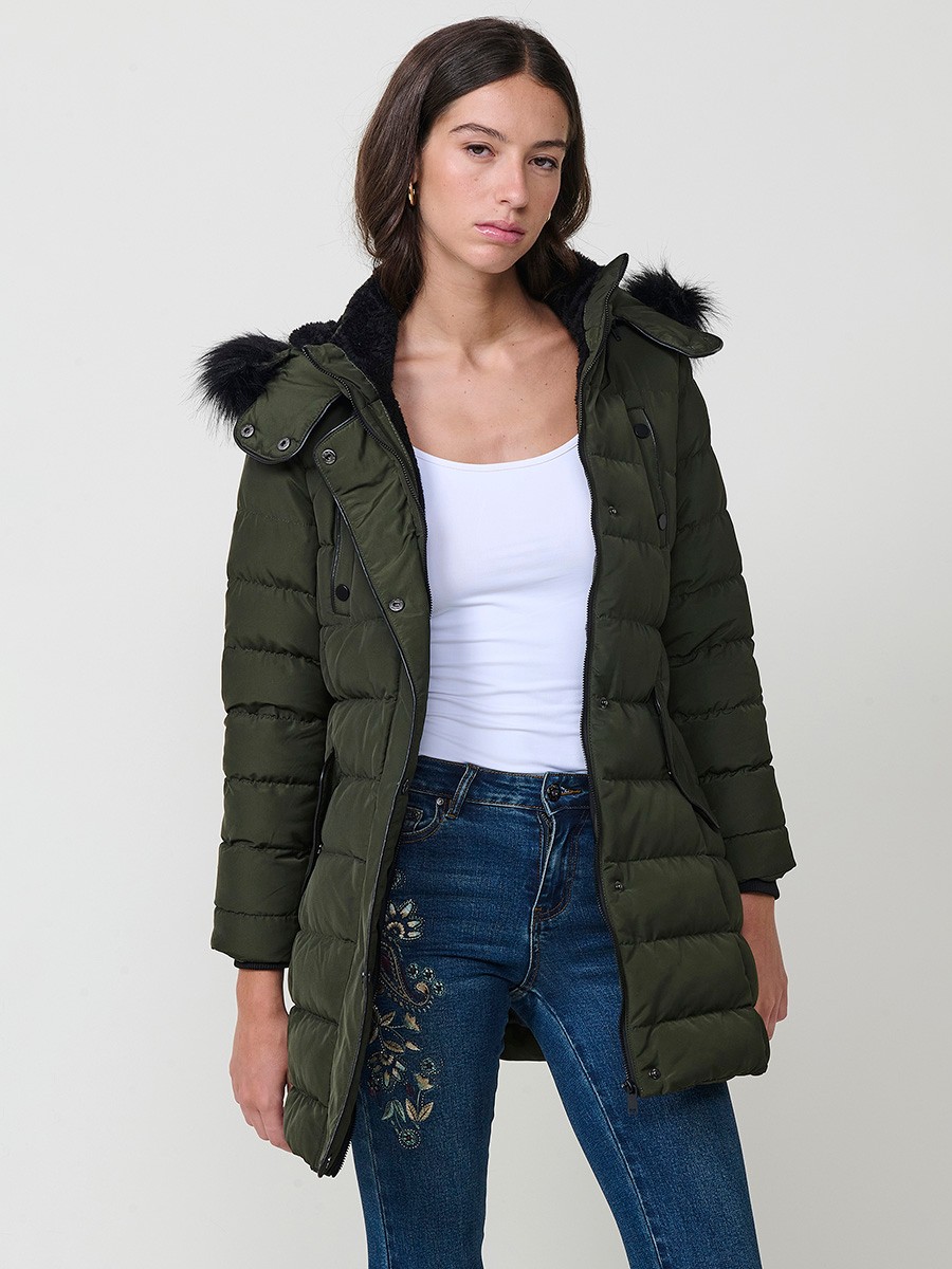 Chaqueta de mujer acolchada larga en color kaki, cuello alto forrado en pelo, capucha extraíble y detalles desmontables.