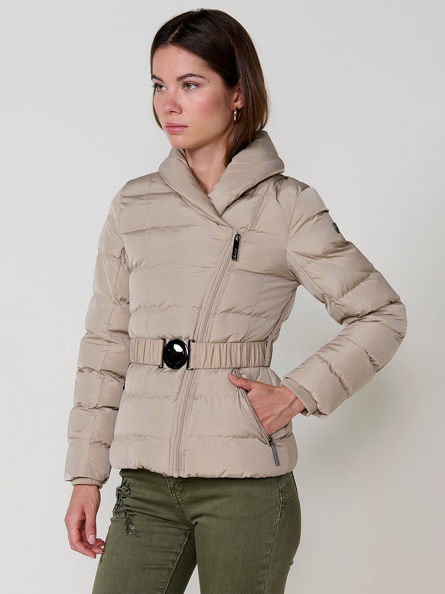 Chaqueta de mujer acolchada en color beige, con doble cuello, forro al tono y cinturón elástico con hebilla.