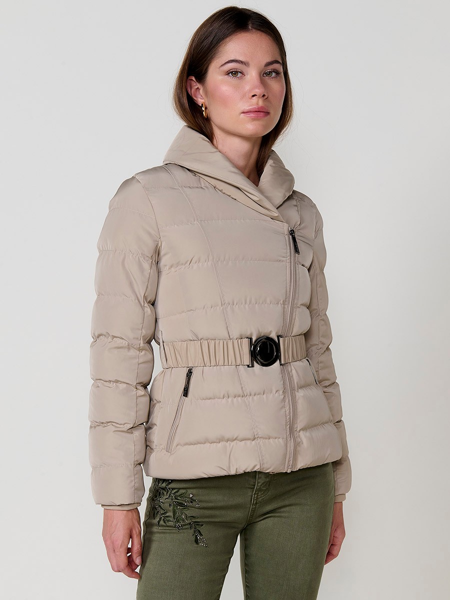 Chaqueta de mujer acolchada en color beige, con doble cuello, forro al tono y cinturón elástico con hebilla. 1