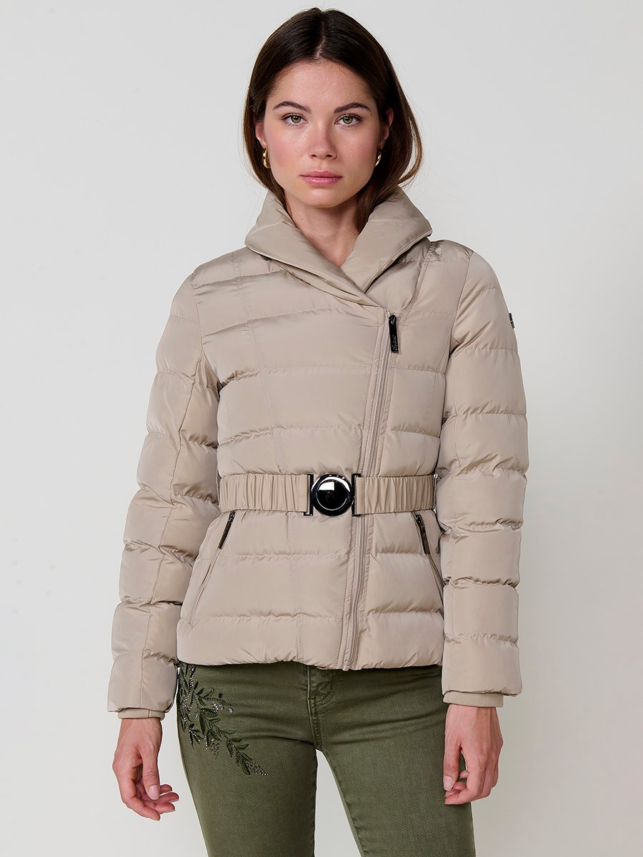 Chaqueta de mujer acolchada en color beige, con doble cuello, forro al tono y cinturón elástico con hebilla. 5