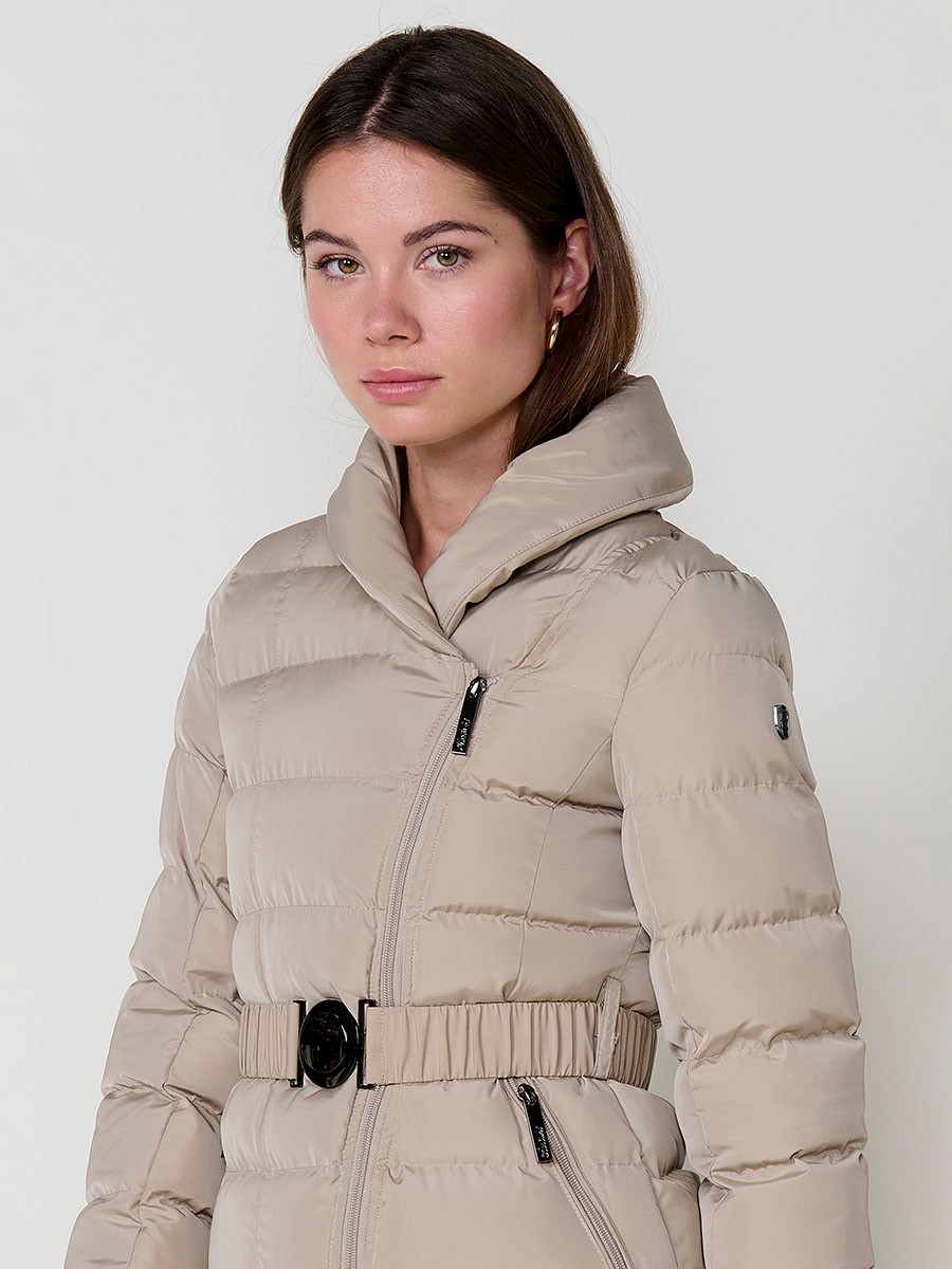 Chaqueta de mujer acolchada en color beige, con doble cuello, forro al tono y cinturón elástico con hebilla. 6