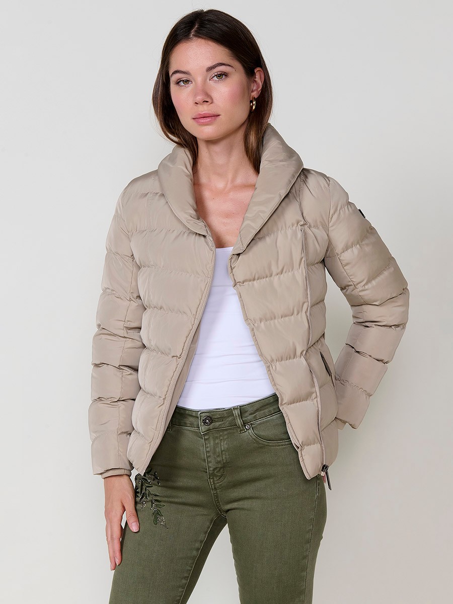 Chaqueta de mujer acolchada en color beige, con doble cuello, forro al tono y cinturón elástico con hebilla. 7