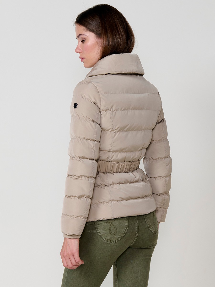 Chaqueta de mujer acolchada en color beige, con doble cuello, forro al tono y cinturón elástico con hebilla. 4