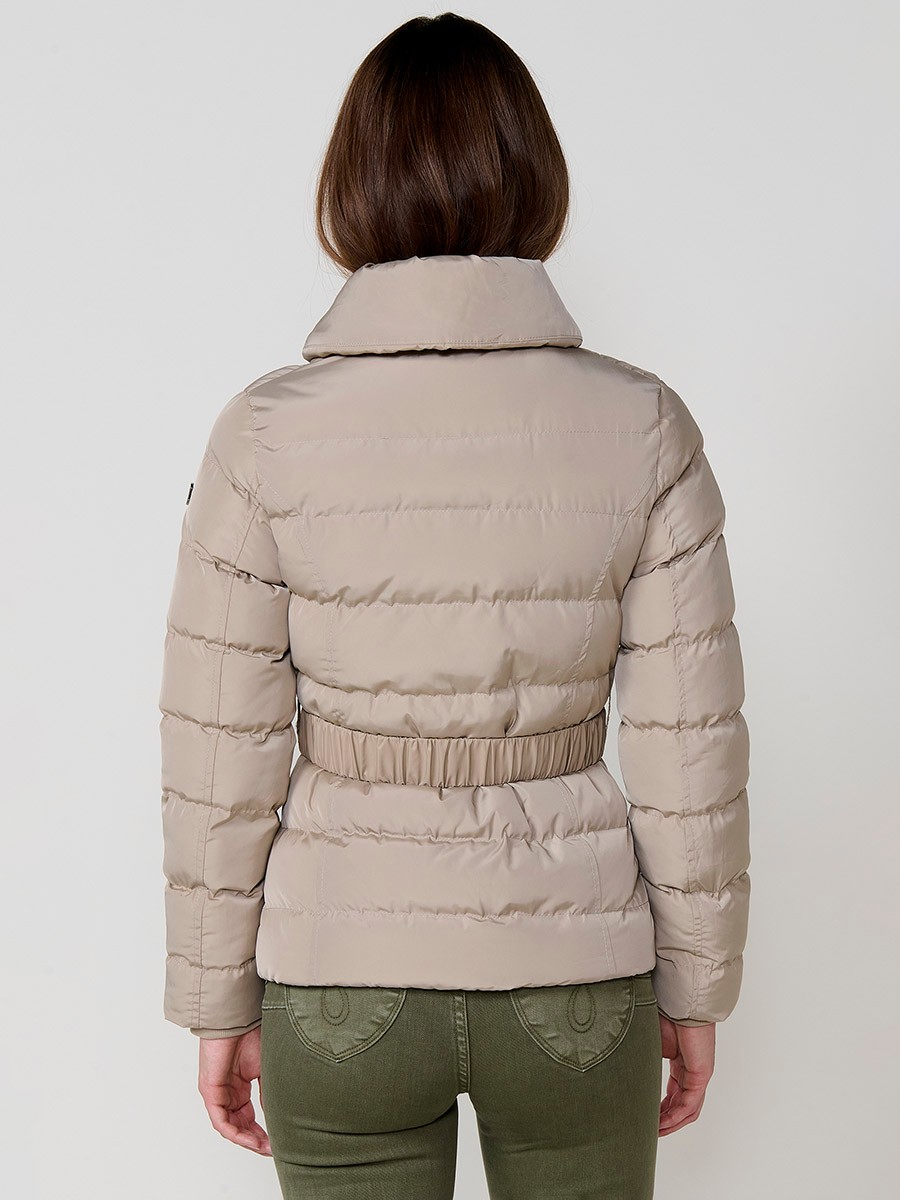 Chaqueta de mujer acolchada en color beige, con doble cuello, forro al tono y cinturón elástico con hebilla. 3